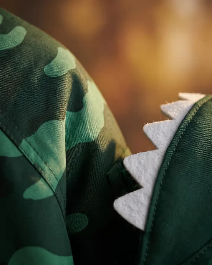 Detalle de la tela de camuflaje de la parka REXO con sus púas blancas